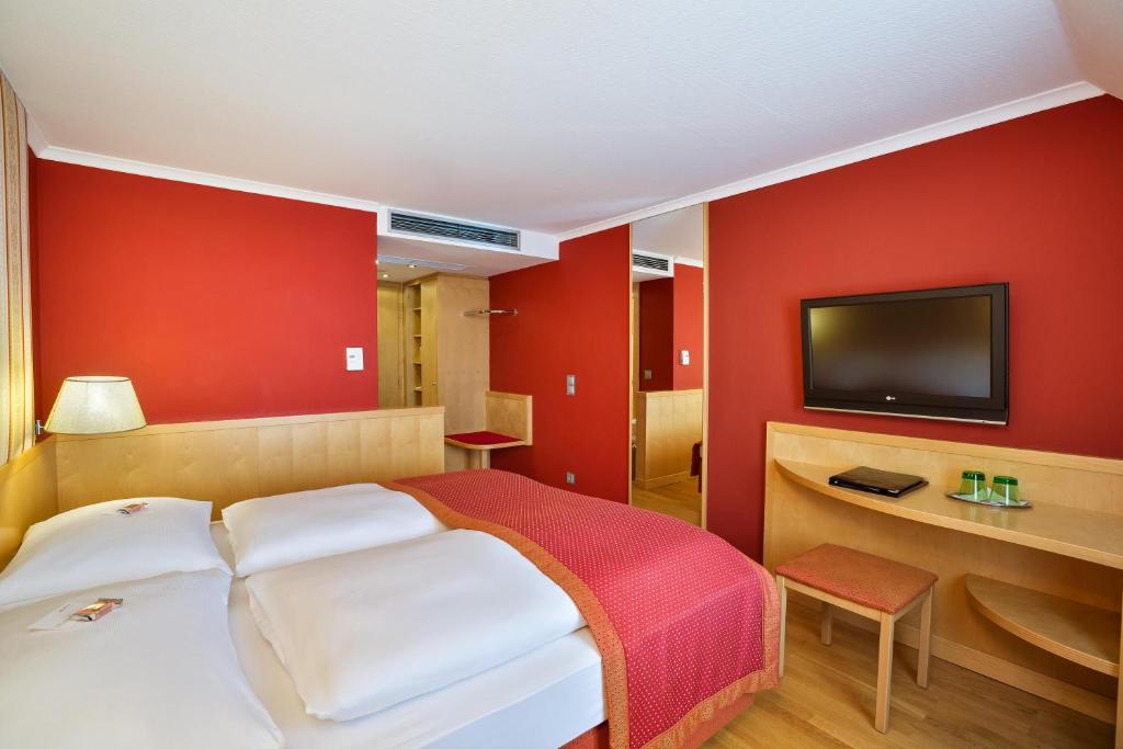 Una televisión o centro de entretenimiento en Austria Trend Hotel Ananas Wien