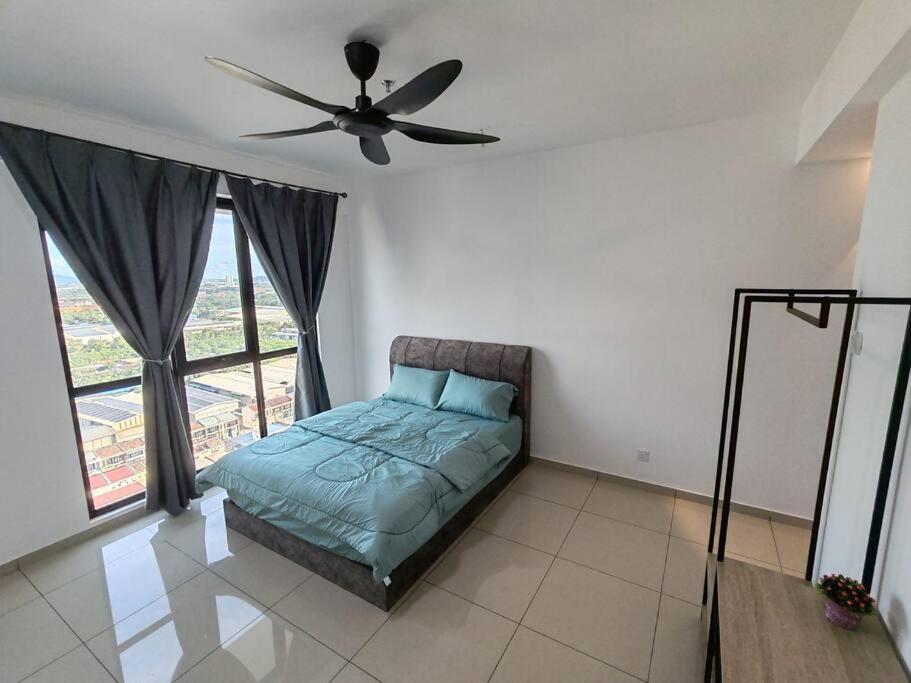 - une chambre avec un lit et un ventilateur de plafond dans l'établissement Cozy 2room 7pax, Menara Sentral, à Bukit Mertajam