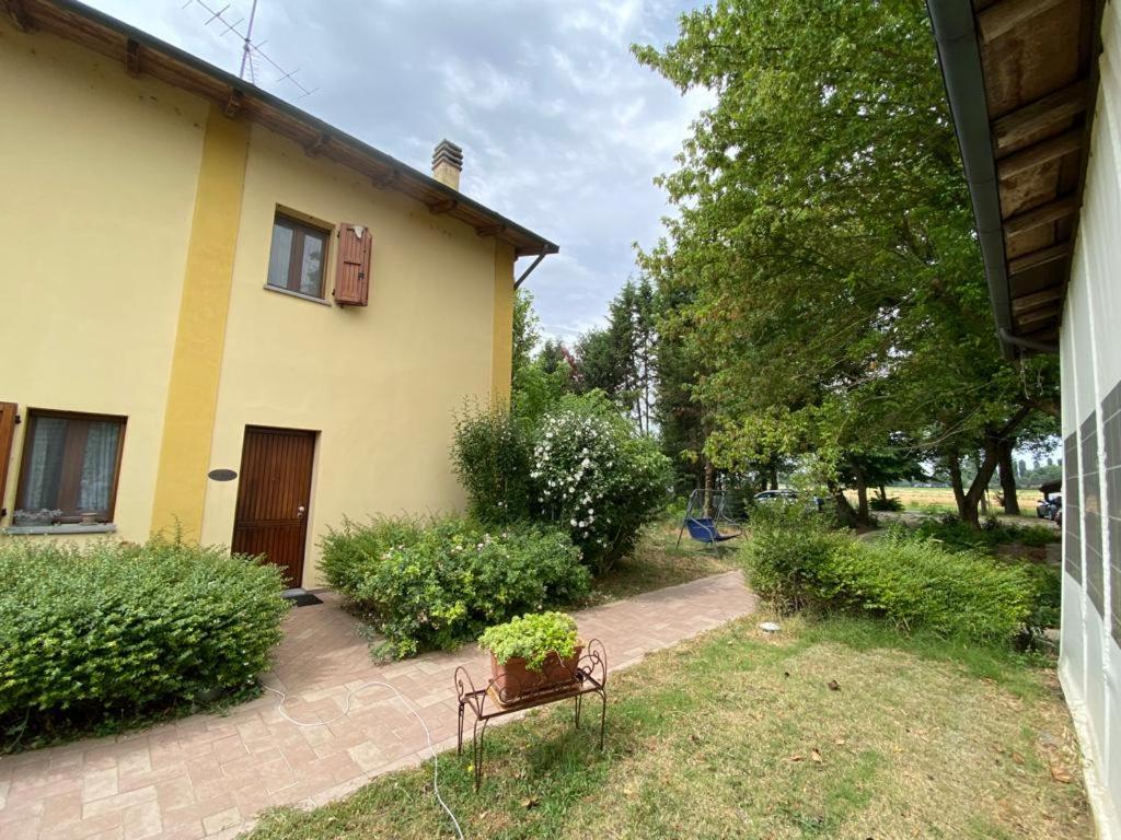 un banco con una maceta delante de una casa en La Casetta di Alessia - Agriturismo con camere, 