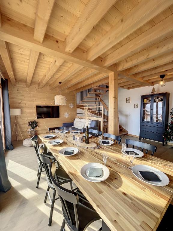 - une grande table en bois avec des chaises dans l'établissement Chalet L'Arguille, à La Toussuire