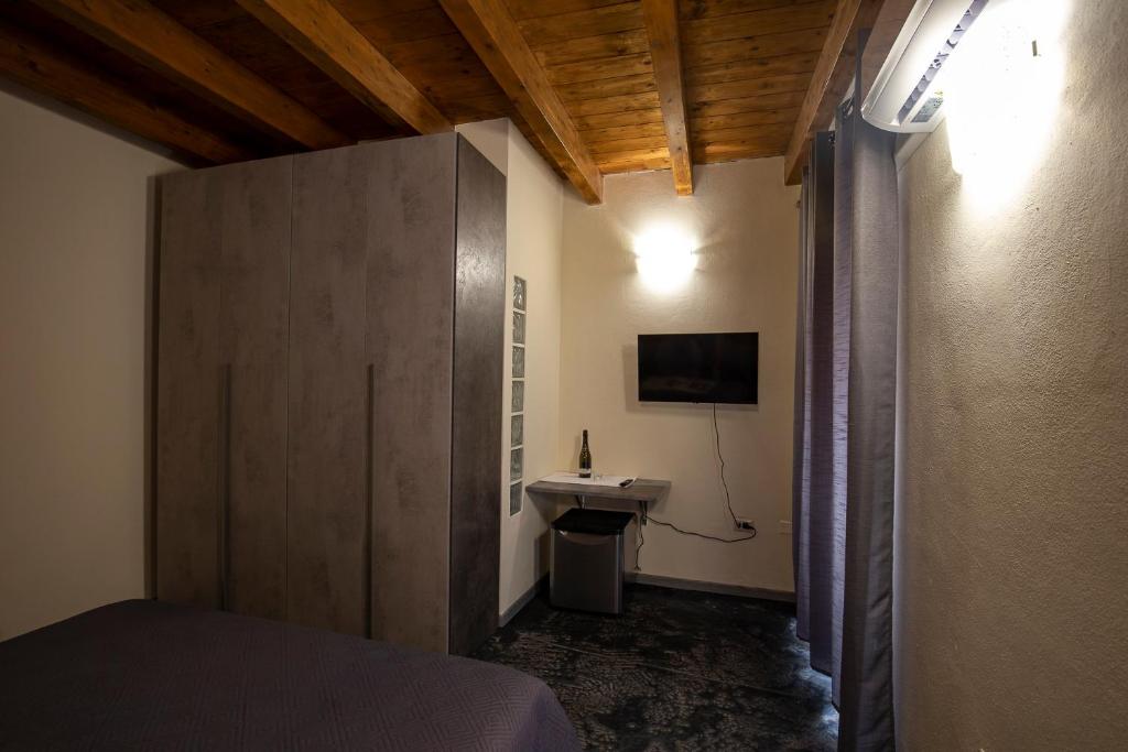 TV a/nebo společenská místnost v ubytování Via Cavour 19, Camere del Conte
