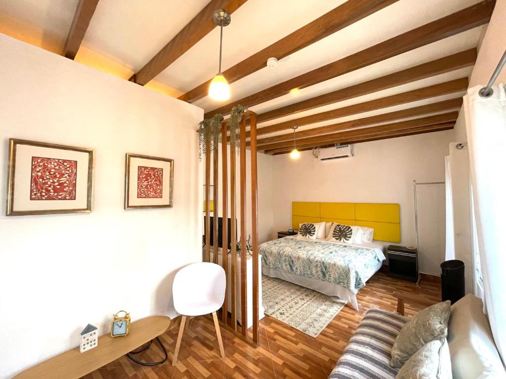 - une chambre avec un lit et un canapé dans l'établissement Suite Tierra - The Garden House, à Pedro Vicente Maldonado