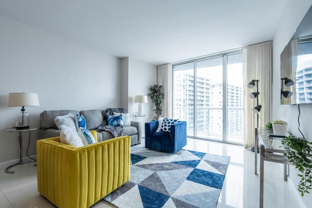 sala de estar con silla amarilla y sofá en Limited time Deal 1BR 1BATH Located at ICON Brickell, en Miami