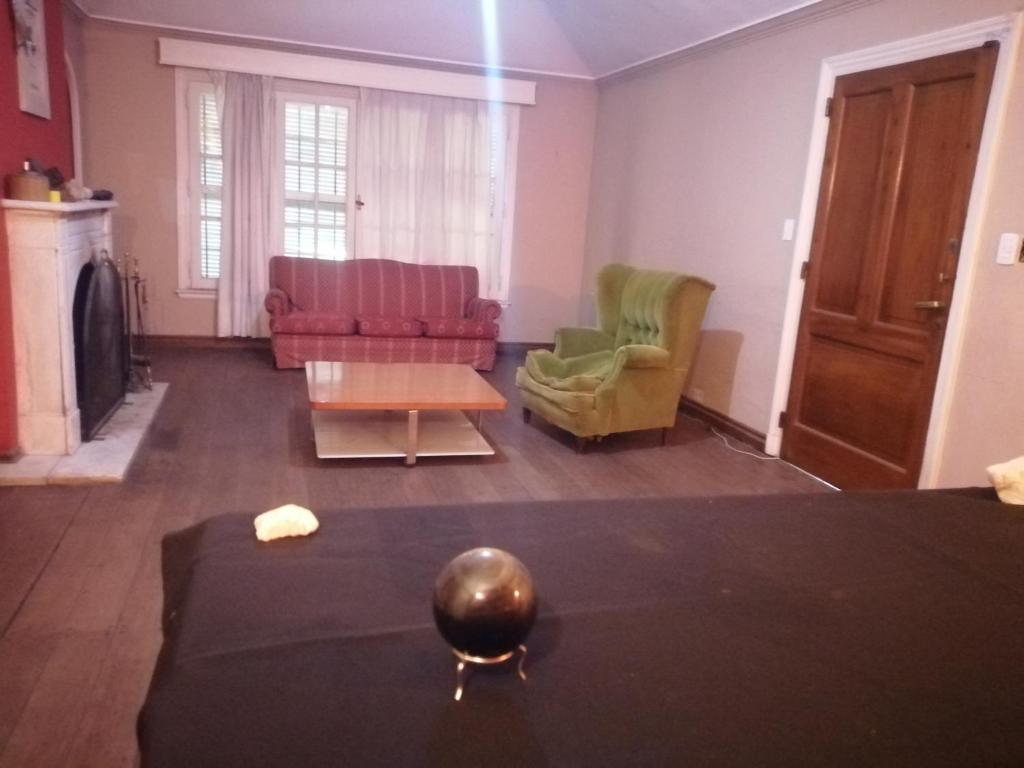 sala de estar con sofá y 2 sillas en Nomads Buenos Aires en Bella Vista