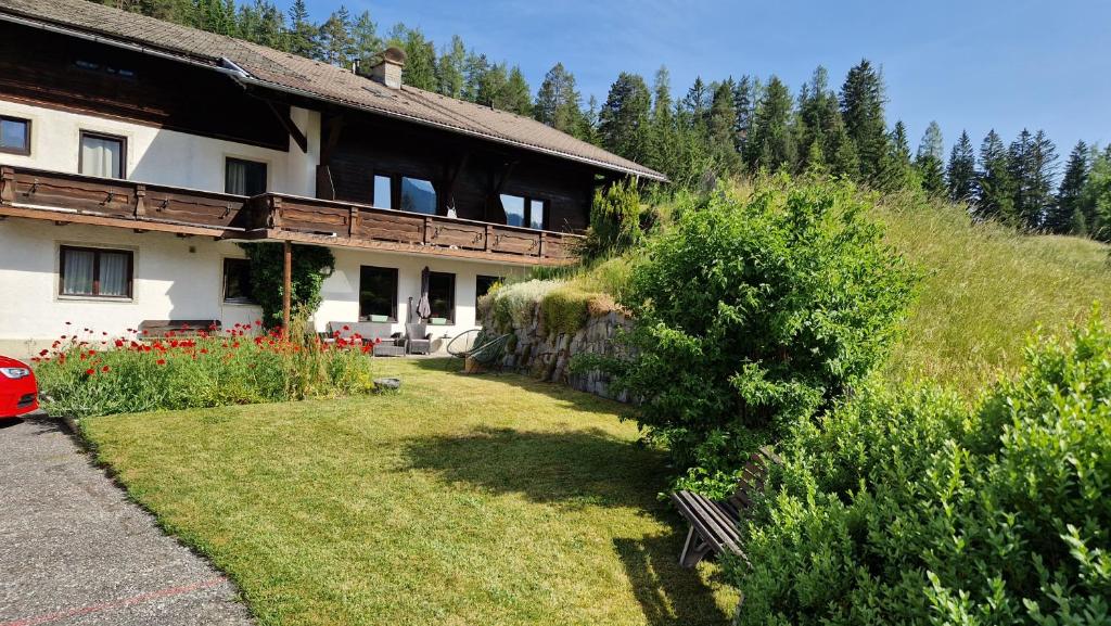 Vonkajšia záhrada v ubytovaní Alpinum Hostel