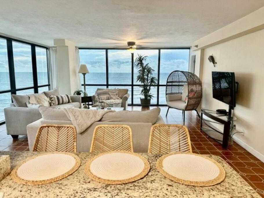 beautiful oceanfront two bedroom condo في دايتونا بيتش: غرفة معيشة مع أريكة وطاولة