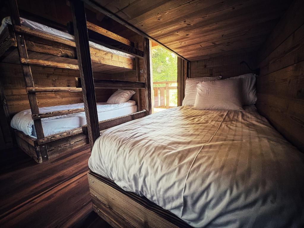 Posteľ alebo postele v izbe v ubytovaní Chalet Aconit, terrasse panoramique avec jacuzzi et sauna