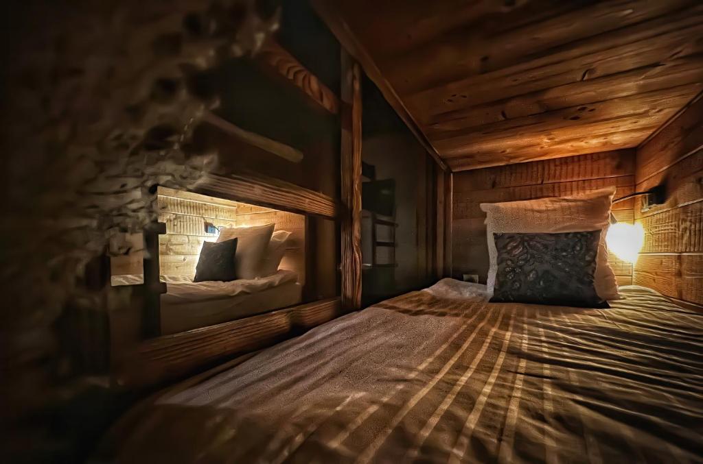 Posteľ alebo postele v izbe v ubytovaní Chalet Aconit, terrasse panoramique avec jacuzzi et sauna