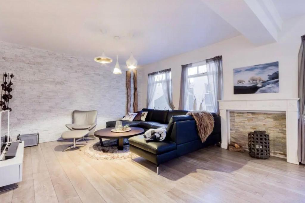 - un salon avec un canapé et une cheminée dans l'établissement Modern apartment in Akureyri, Iceland, à Akureyri