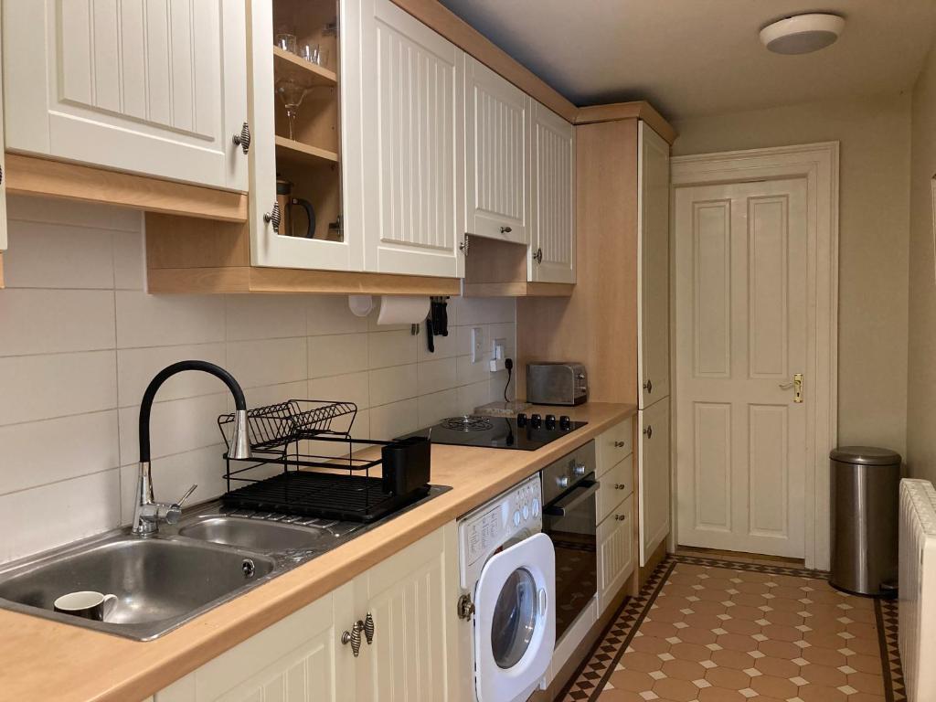 Kuhinja ili čajna kuhinja u objektu Self Catering Apartment- 11A Westbourne Place