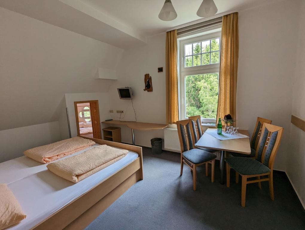 Postel nebo postele na pokoji v ubytování Waldgasthaus & Berghotel Steinerne Renne