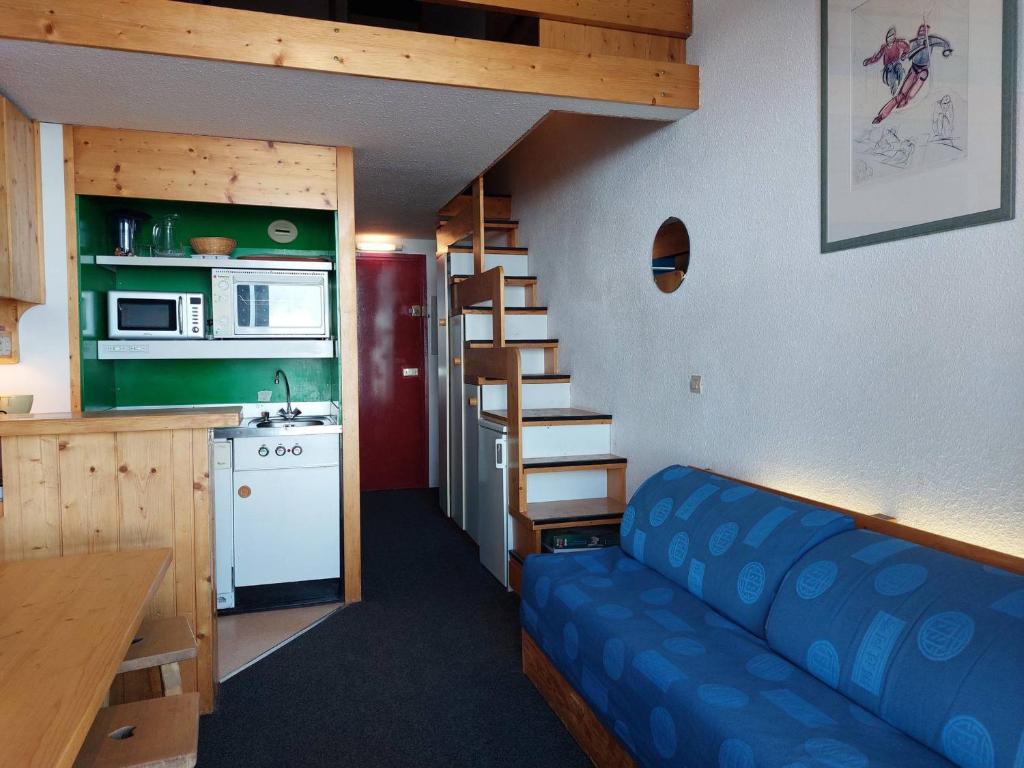 un salon avec un canapé bleu et une cuisine dans l'établissement Agréable duplex 6 pers, au dernier étage, 2 balcons, animaux admis - FR-1-411-731, à Bourg-Saint-Maurice