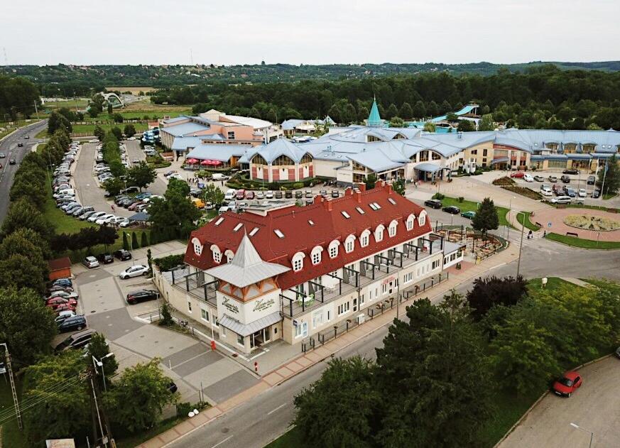Pohľad z vtáčej perspektívy na ubytovanie Harmónia Hotel Sárvár