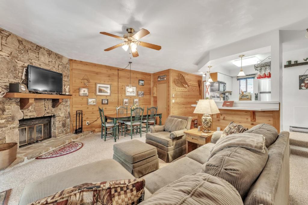 ein Wohnzimmer mit einem Sofa und einem Kamin in der Unterkunft 7 Springs Ski & Mountain Adventure Condo condo in Champion