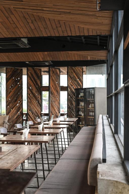 Restaurace v ubytování Miers Kuningan, ARTOTEL Curated
