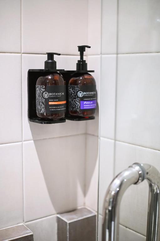 Koupelna v ubytování Miers Kuningan, ARTOTEL Curated