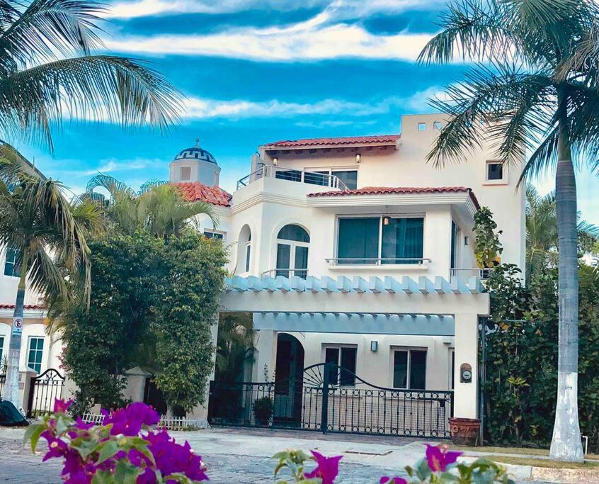 uma casa branca com um farol em cima em CASA CANTO MARINA 21 up to 14 guest 7 BRM em Puerto Vallarta