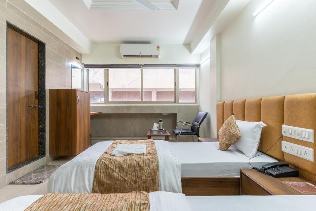 Postel nebo postele na pokoji v ubytování Hotel Sanmati