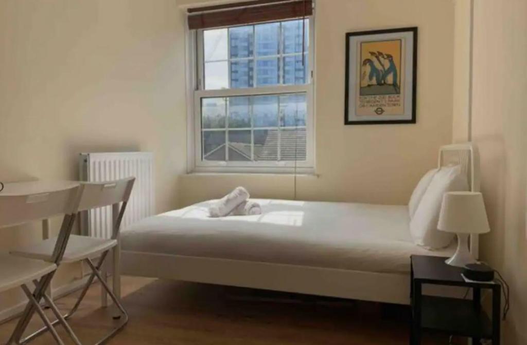 A bed or beds in a room at APlaceToStay Central London apartment, Zone 1 DOW