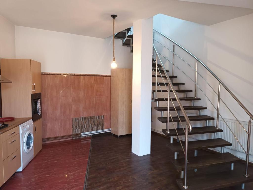 un pasillo con una escalera en una casa en Apartament 2 dormitoare en Ploieşti