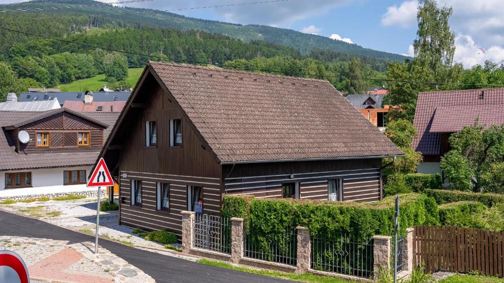 duży drewniany dom z brązowym dachem w obiekcie Vakantiehuis Cerny Dul 259 w mieście Cerny Dul