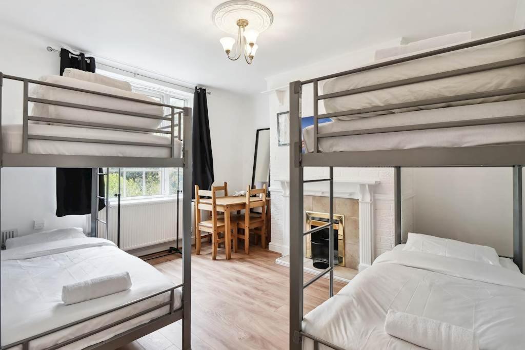 1 dormitorio con 2 literas y comedor en APlaceToStay Central London apartment, Zone 1 SOH, en Londres
