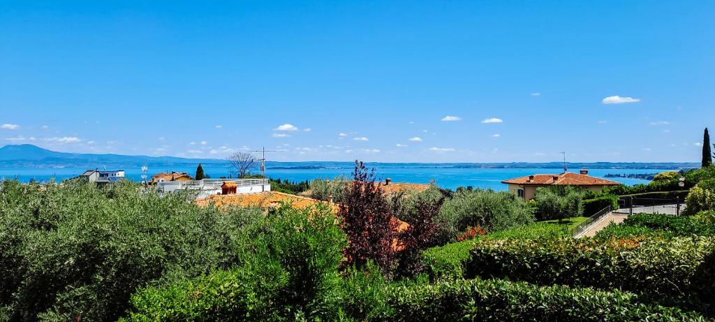 Una vista de un pueblo con el agua al fondo. en la "PERLA", con vista sul Lago di Garda, en Padenghe sul Garda