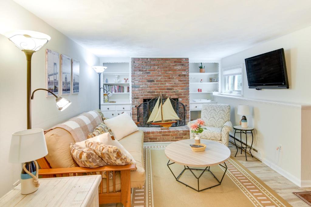 Cozy Newport Apt Steps to Downtown and Waterfront!, Newport (updated