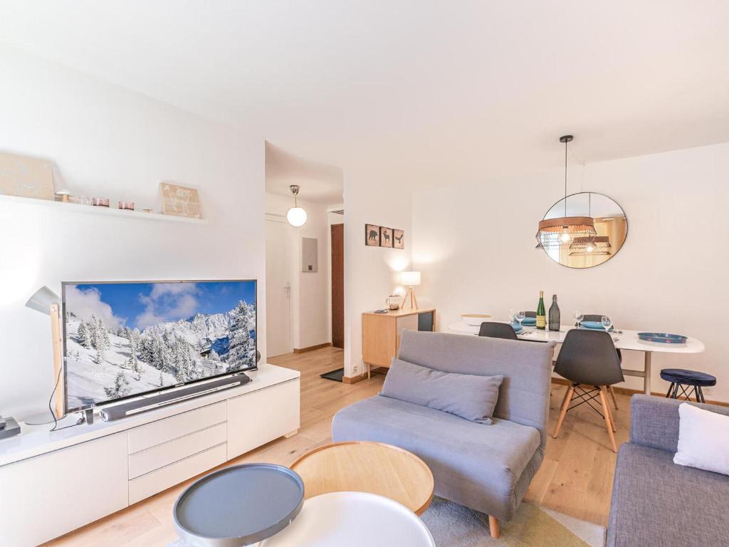 un salon avec un canapé et une télévision dans l'établissement Appartement avec terrasse à Chamonix, parking et WiFi - FR-1-343-230, à Chamonix-Mont-Blanc