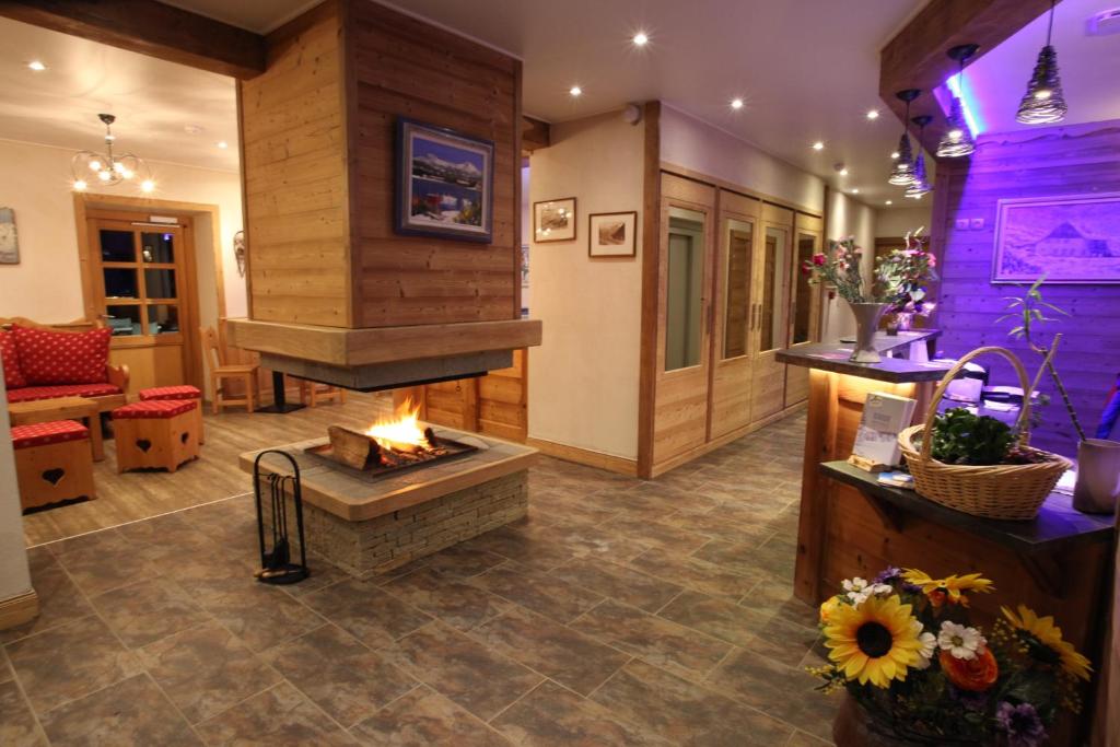TV a/nebo společenská místnost v ubytování Chalet-Hôtel Le Beausoleil, The Originals Relais