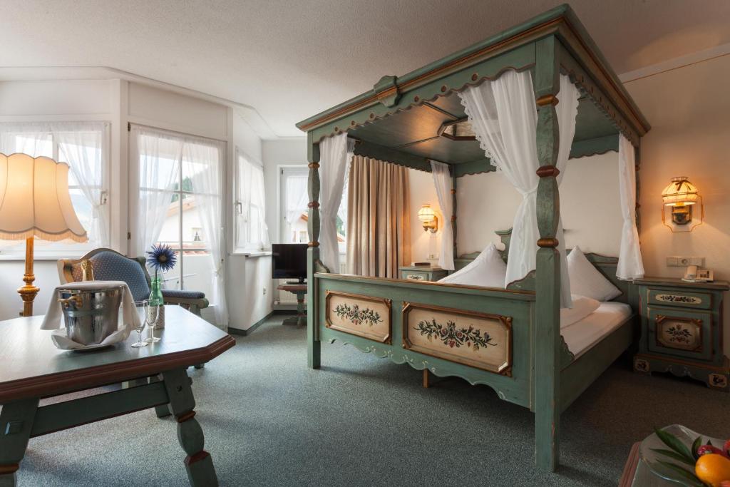 Postel nebo postele na pokoji v ubytování Hotel Post