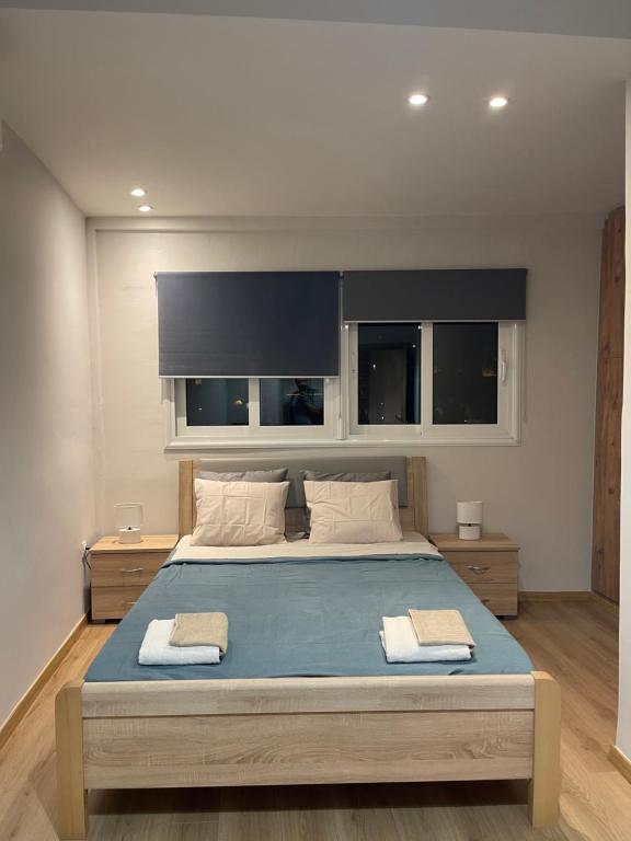 ein Schlafzimmer mit einem großen Bett mit zwei Handtüchern darauf in der Unterkunft Damko Home in Athen