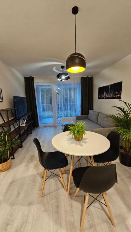 uma sala de estar com mesa e cadeiras em 2 room Apartment with terrace, new building, 2BL em Bratislava