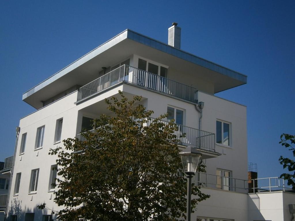 ビンツにあるApartments Strandhaus Seeblickの白い建物(バルコニー付)