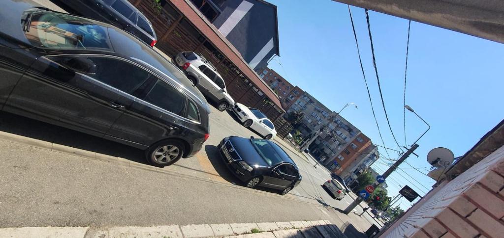 une camionnette noire garée sur le côté d'une rue dans l'établissement Apartament o camera Radoi, à Drobeta-Turnu Severin