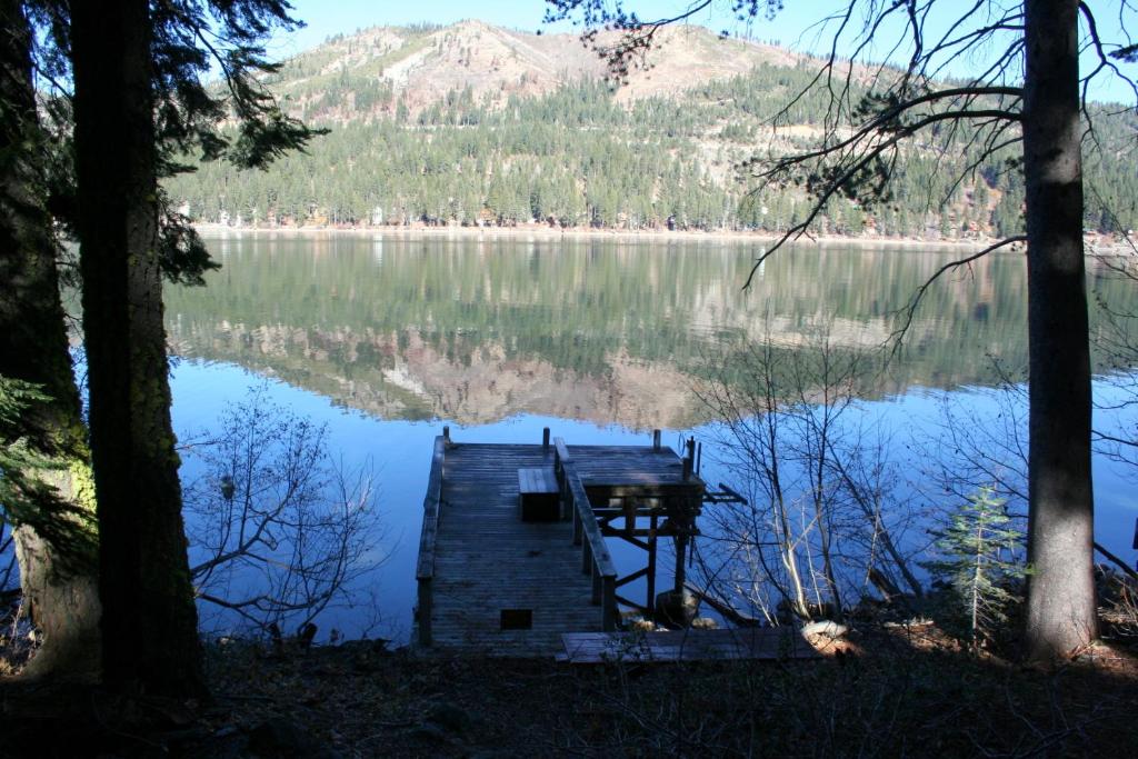 3 bedroom, 2 bath, sleeps 6 Donner Lakefront with private dock DLR071