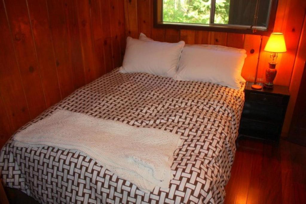 Cama en habitación pequeña con ventana en 1 bedroom, 2 bath, sleeps 4 adults West End of Donner Lake DLR#105 en Truckee