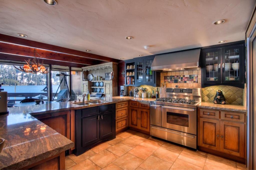 3 bedroom and Den, 3 and a half bath, sleeps 12, Lakefront with private dock DLR004, Truckee