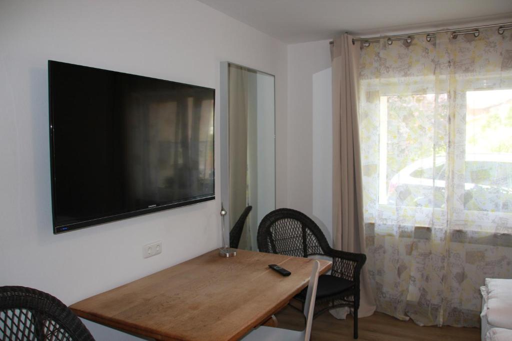 TV a/nebo společenská místnost v ubytování Gasthaus Kellerer