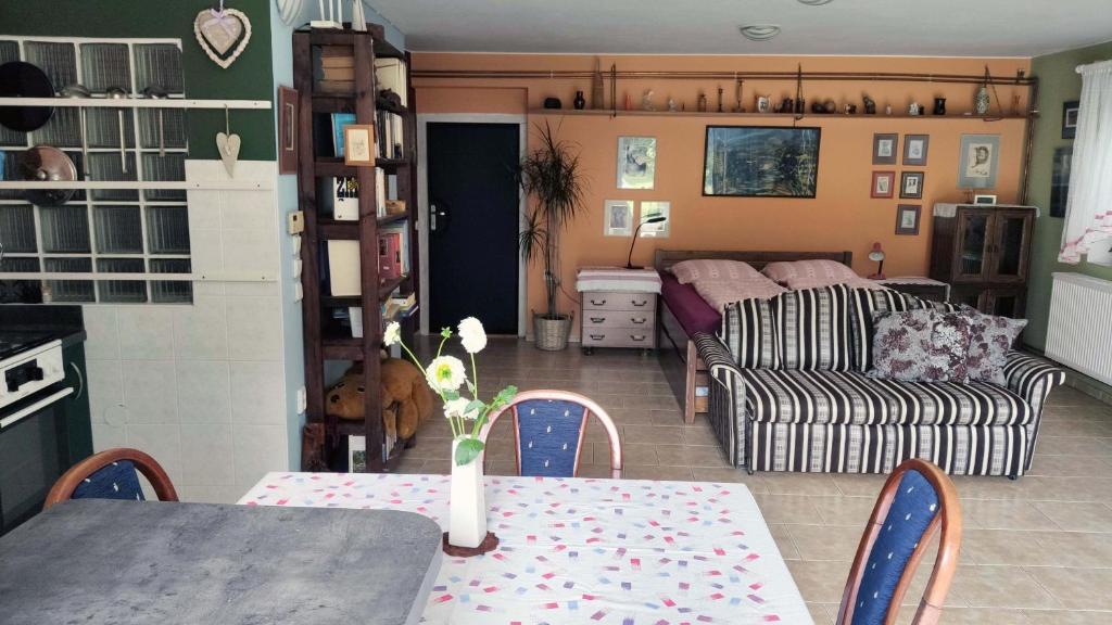 salon ze stołem i kanapą w obiekcie Apartmán Úlehla w Zlinie