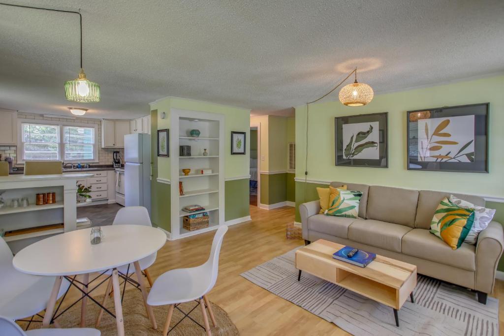 ein Wohnzimmer mit einem Sofa und einem Tisch in der Unterkunft Mid-Century Wilmington Cottage 3 Mi to Riverwalk in Wilmington