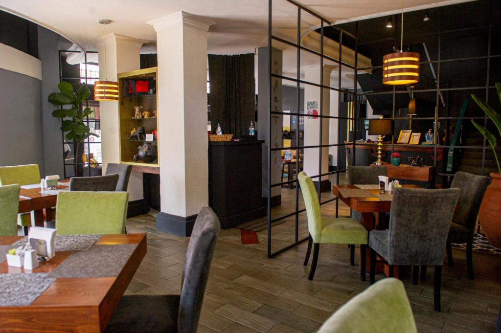 a restaurant with tables and chairs and a dining room at Hotel Internacional in Comitán