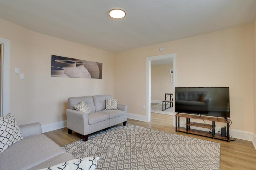ein Wohnzimmer mit einem Sofa und einem Flachbild-TV in der Unterkunft Hatboro Retreat Steps From Shopping and Dining! 