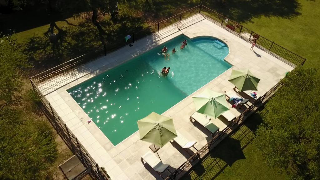 uma vista superior de uma piscina com guarda-sóis em Complejo Sol Serrano em Mina Clavero