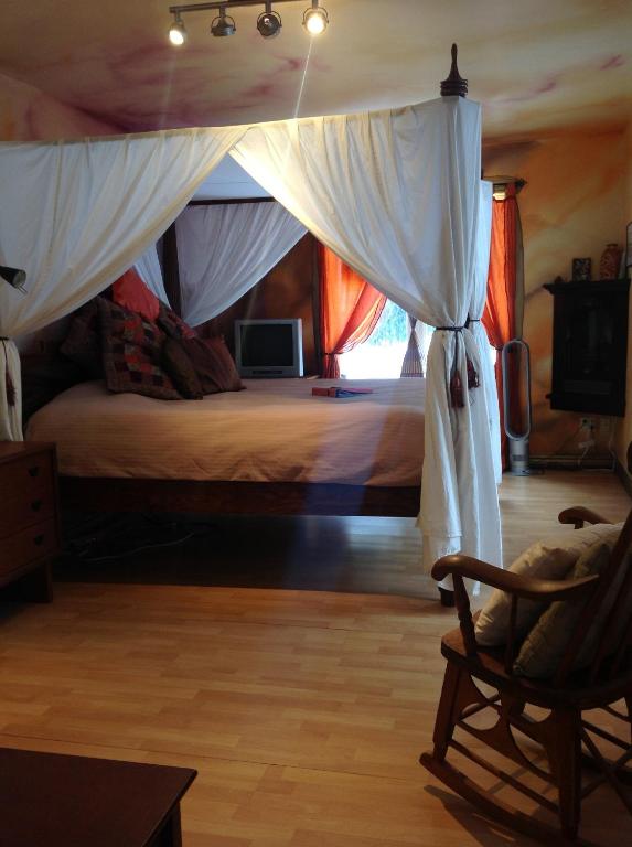 Katil atau katil-katil dalam bilik di Gîte Crystal Inn