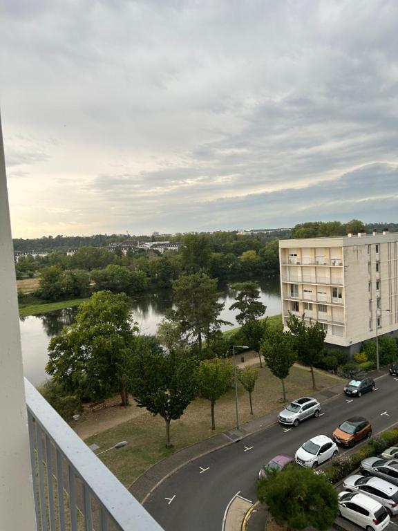 een balkon met uitzicht op een parkeerplaats met auto's bij Appartement lumineux et spacieux centre de Tours in Tours