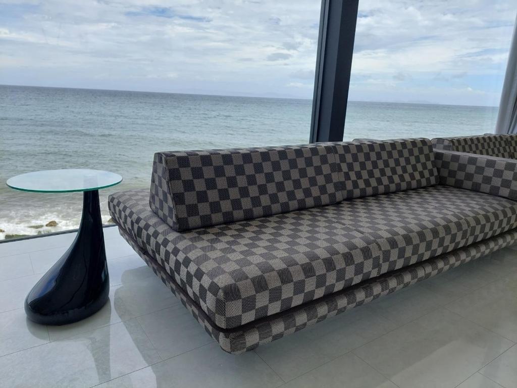 ein Sofa und einen Tisch vor dem Meer in der Unterkunft Haon Terrace Suite Villa Ango - Vacation STAY 30531v in Sumoto