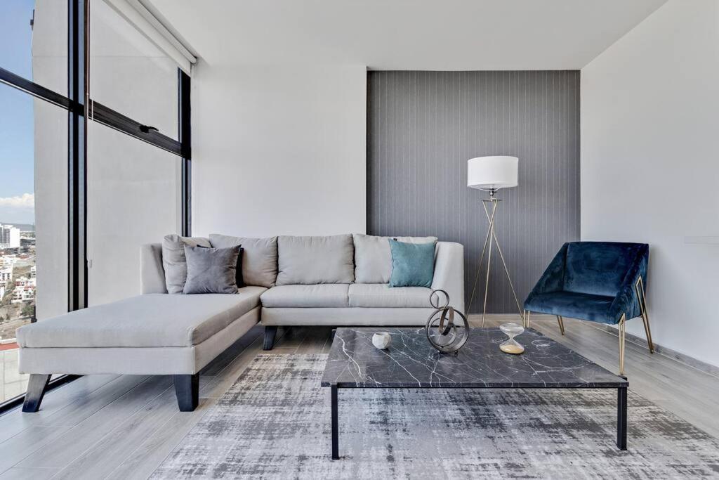 a living room with a couch and a table at Departamento elegante en Querétaro in Miranda