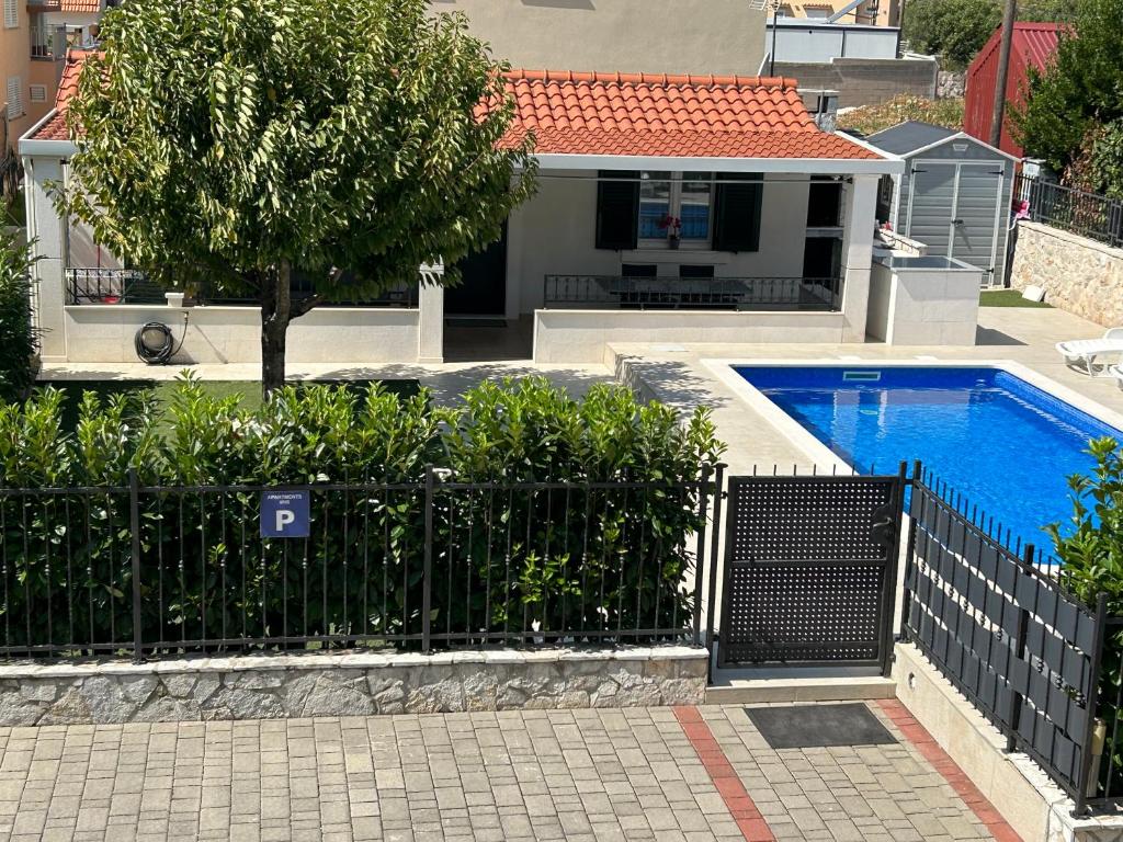 Bazén v ubytování Apartments Iris nebo v jeho okolí