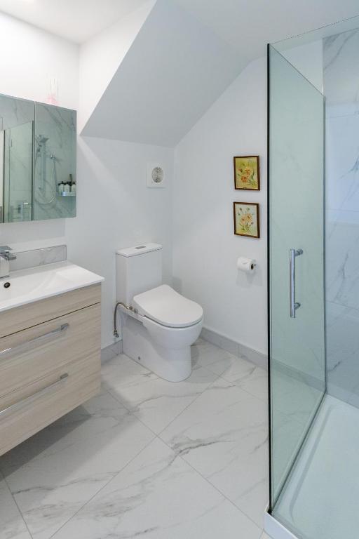 Modern Townhouse Cashel Street 2 bed 2 bath - Resim 35